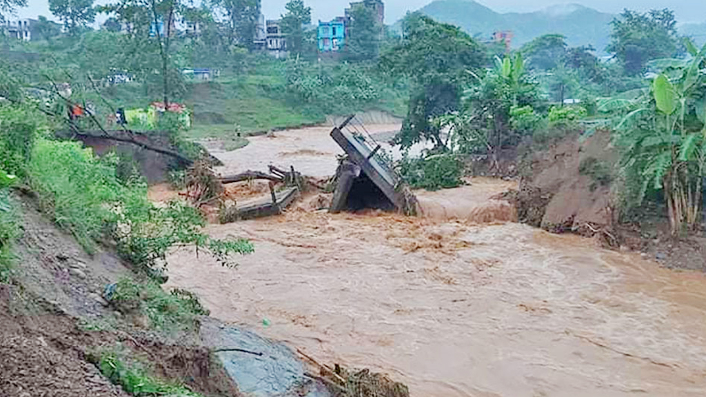 पहिराले थुनिएको गुर्जाखोला तलाउ भरिएर बग्न थाल्यो