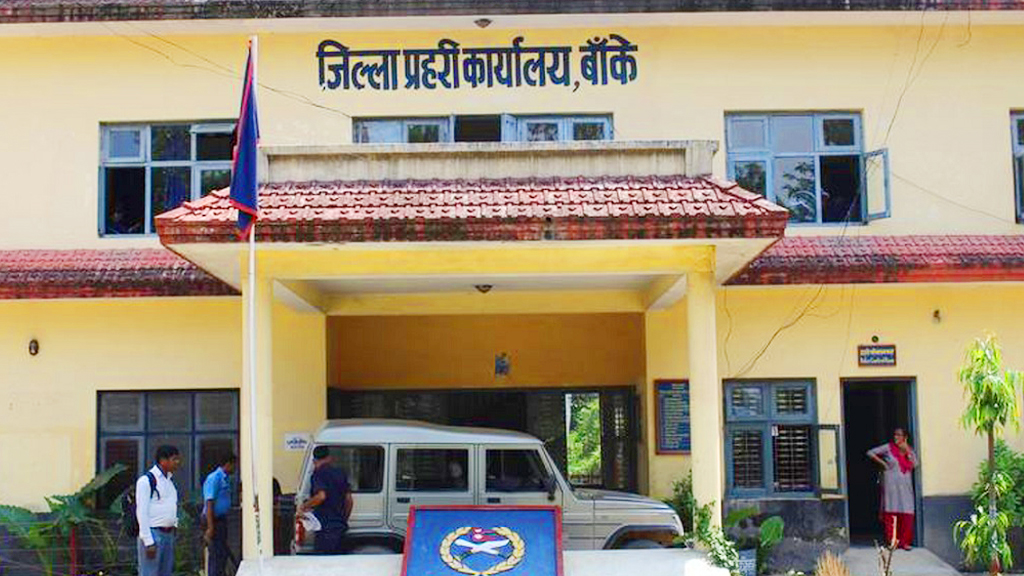 अटोमेटिक पेस्तोल र भरुवा बन्दुकसहित प’क्राउ पर्ने यी दुई को हुन्?