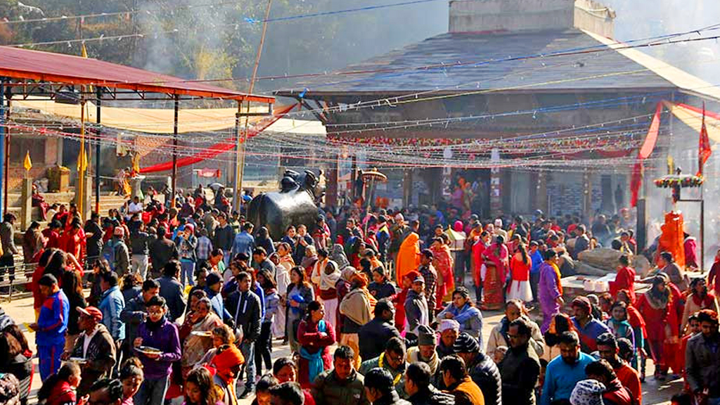 डोलेश्वरमा दर्शनार्थीको घुइँचो, मास्क र स्यानिटाइजर निःशुल्क !