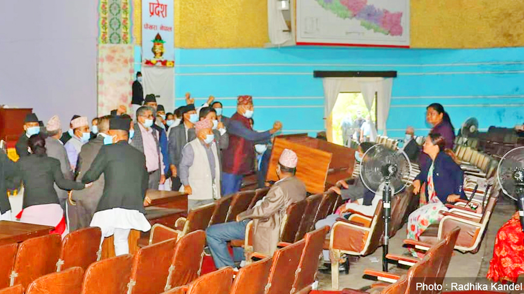 सांसदले नै ‘सिंगल सिंगल आइज’ भन्दै टेबल बजारेपछि गण्डकी प्रदेशसभामा यस्तो भयो