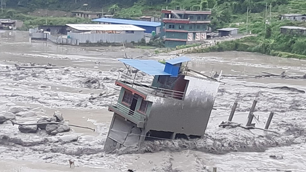 मेलम्चीमा बाढी : ६० घर टहरा बगायो, फर्निचर उद्योग र रेडियोको भवन पनि लग्यो