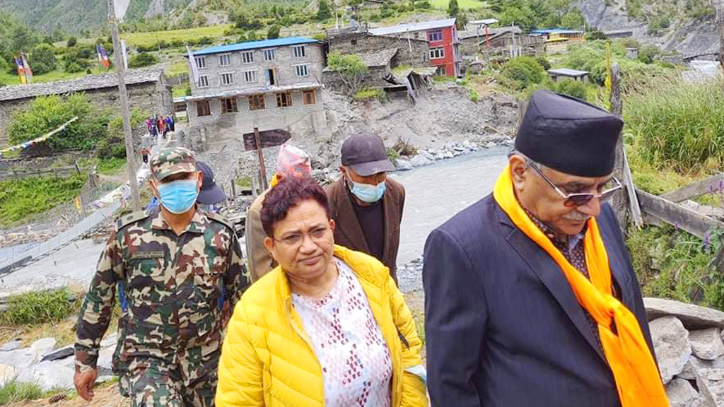 उर्जामन्त्रीलाई नै लिएर बाढीपीडितको ‘सहयोग’का लागि मनाङ पुगे प्रचण्ड