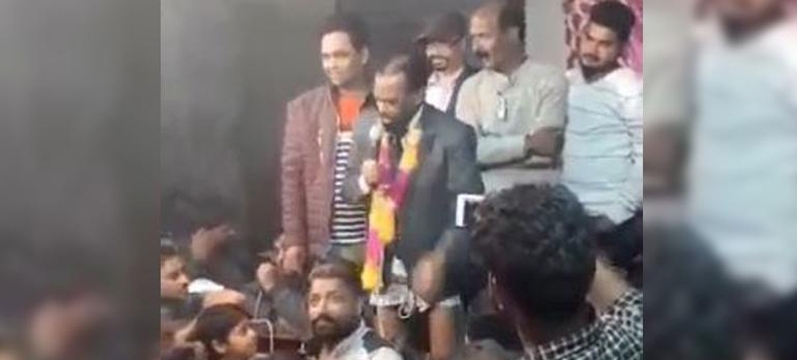 भाषण गर्दा गर्दै जब नेताको पाइन्ट नै फुस्किएपछि… (भिडियो हेर्नुहोस्)