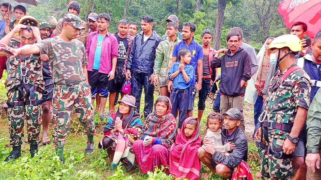 महाकाली नदीको बाढीमा फसेका पाँच जनालाई नेपाली सेनाद्वारा हेलिकप्टरमार्फत् उद्दार