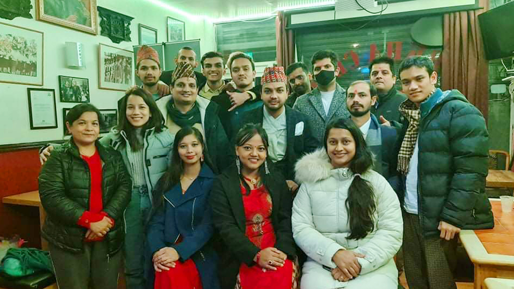 नेपाली युवाको प्रेरक कर्म : काठमाडौंको बृद्धाश्रमलाई आर्थिक सहयोग गर्न लण्डनमा देउसीभैलो