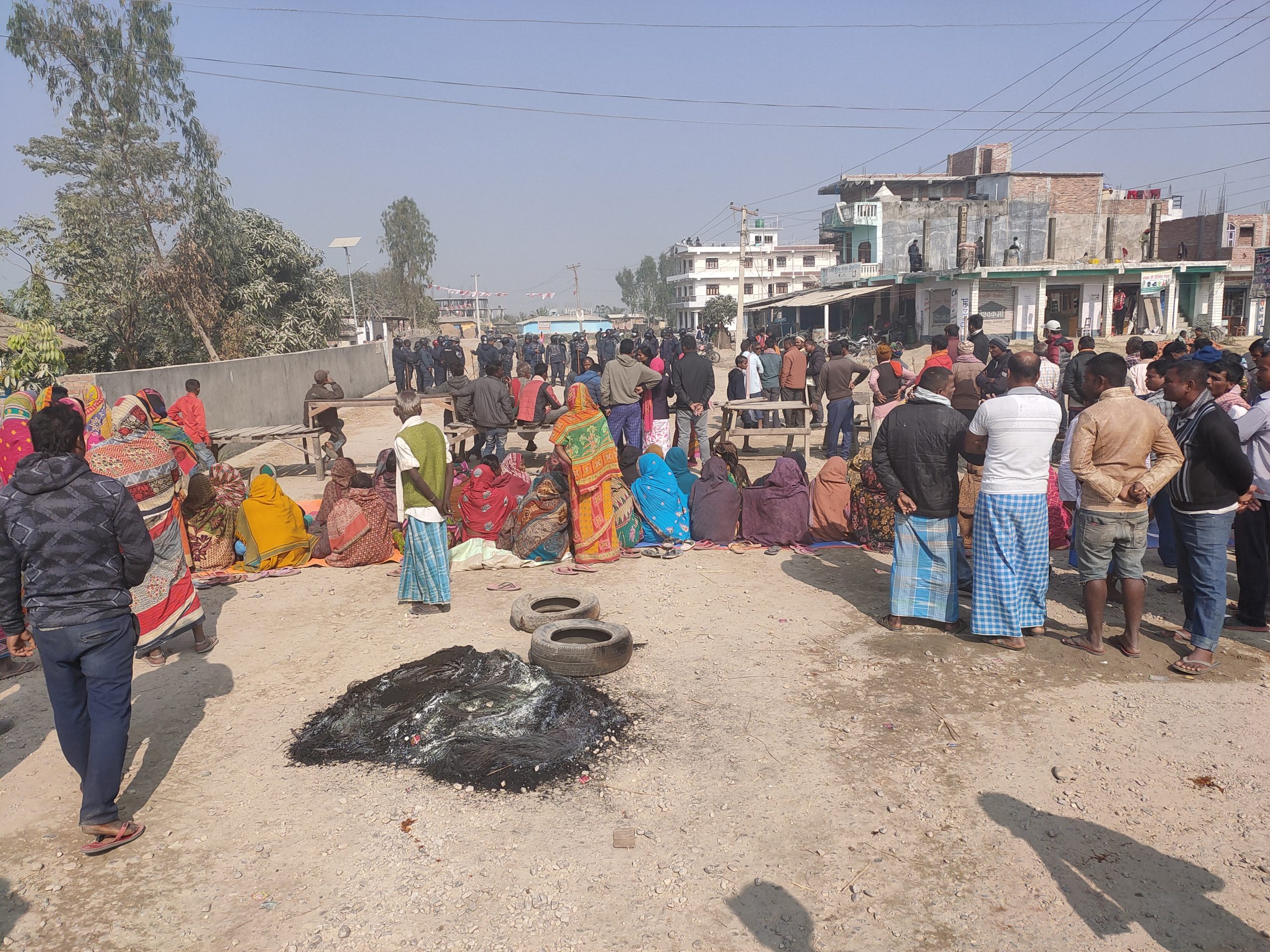 प्रहरी कार्यालयमा ढुङ्गामुढा, प्रदर्शनकारीमाथि ३ सेल अश्रुग्यास प्रहार