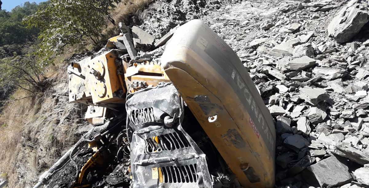 म्याग्दीको दग्नाममा पहिरोले पुरिएर स्काभेटरसहित चालक बेपत्ता,खोजीकार्य जारी…..