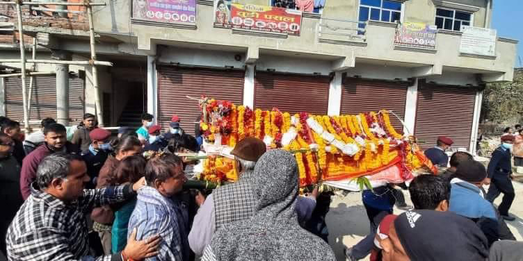 एसएसपी यादवलाई दिए १५ वर्षीय छोराले दागबत्ती