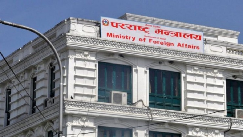 भूतपूर्व प्रधानमन्त्रीसँगको भेटघाटमा सरकार मौन, मन्त्रीले विदेशी भेट्दा परराष्ट्रका कर्मचारी अनिवार्य