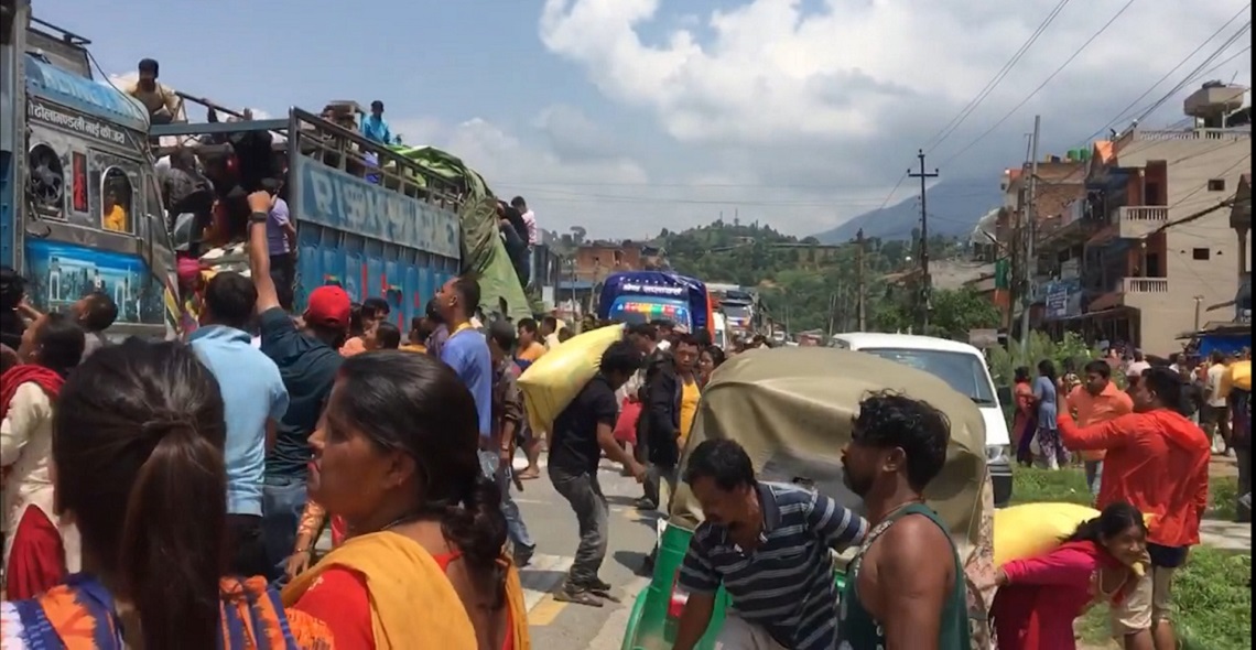 धादिङका किसानले यसरी २ ट्रक मल लुटे (भिडियोसहित)
