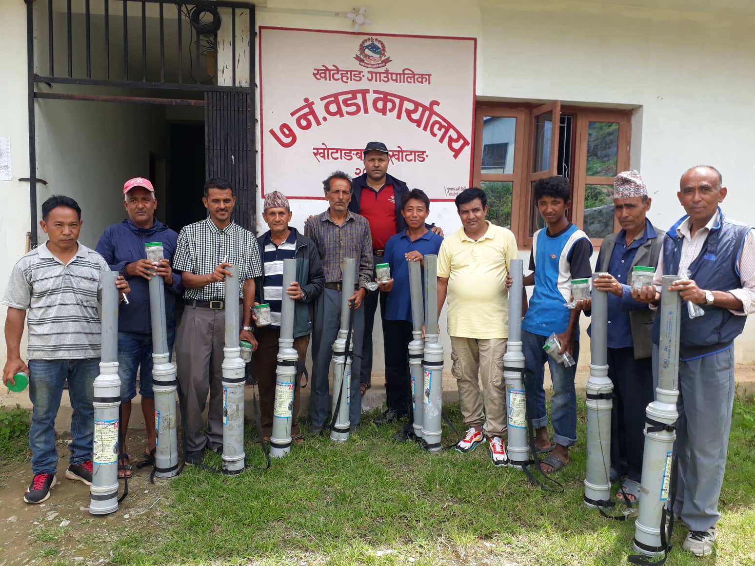 खोटेहाङका किसानलाई बाँदर धपाउने मेसिन वितरण