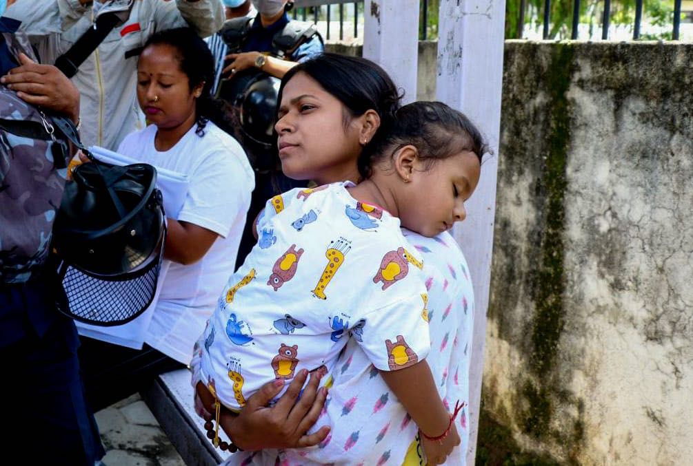 न्याय माग्दै निहारिका फेरि आमरण अनशनमा, बच्चासहित उनलाई अनशनस्थलबाट उठायो (फोटोफिचर)