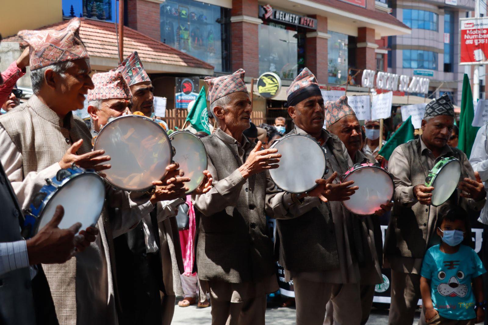 वन नियमावलीको खारेजीको माग गर्दै माइतीघरमा खैँजेडी बजाएर प्रदर्शन (फोटोफिचर)