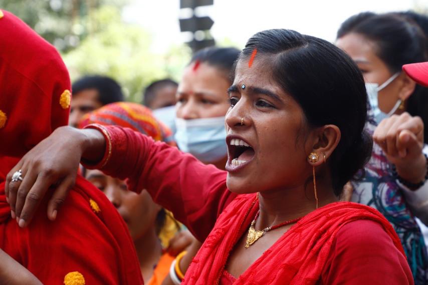 काठमाडौं महानगरपालिकाले फुटपाथमा व्यापार गर्न रोकेपछि व्यापारी प्रदर्शनमा  (फोटो फिचर)