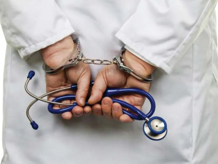 बिरामीलाई यौन दुर्व्यवहार गरेको अभियोगमा जेल चलान गरिएका अमेरिकी चिकित्सक मृत फेला
