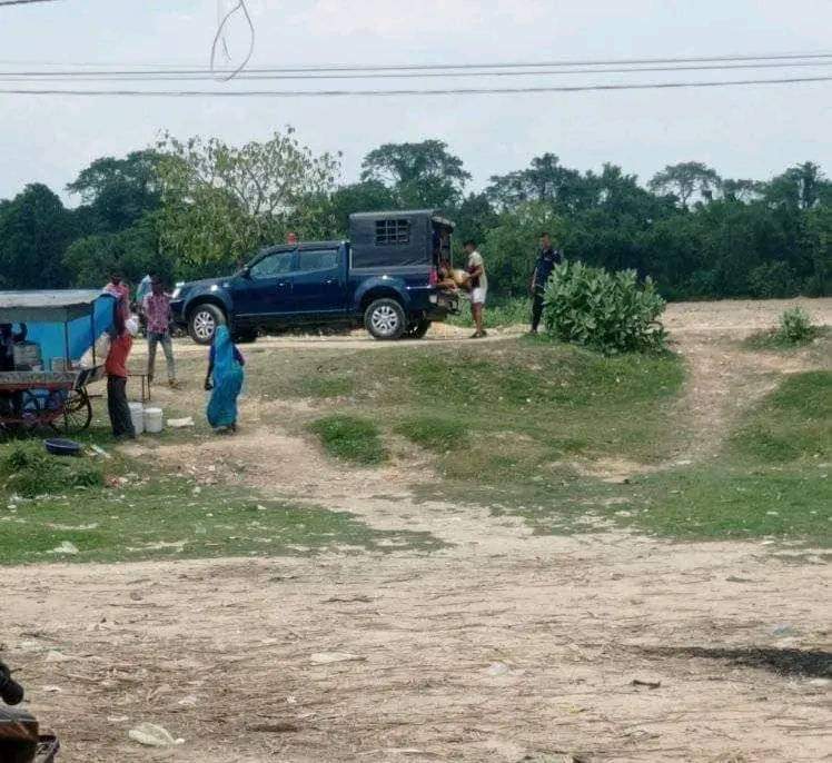 सर्वसाधारणलाई राेक्ने प्रहरी आफैँ भारतकाे फरेनिया बजार पुगेपछि…