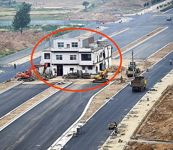 घरधनीले नमानेपछि चीनको हाइवेको बीचमा ठिंङ्ग उभिएको घर यसरी भत्काइएको थियो