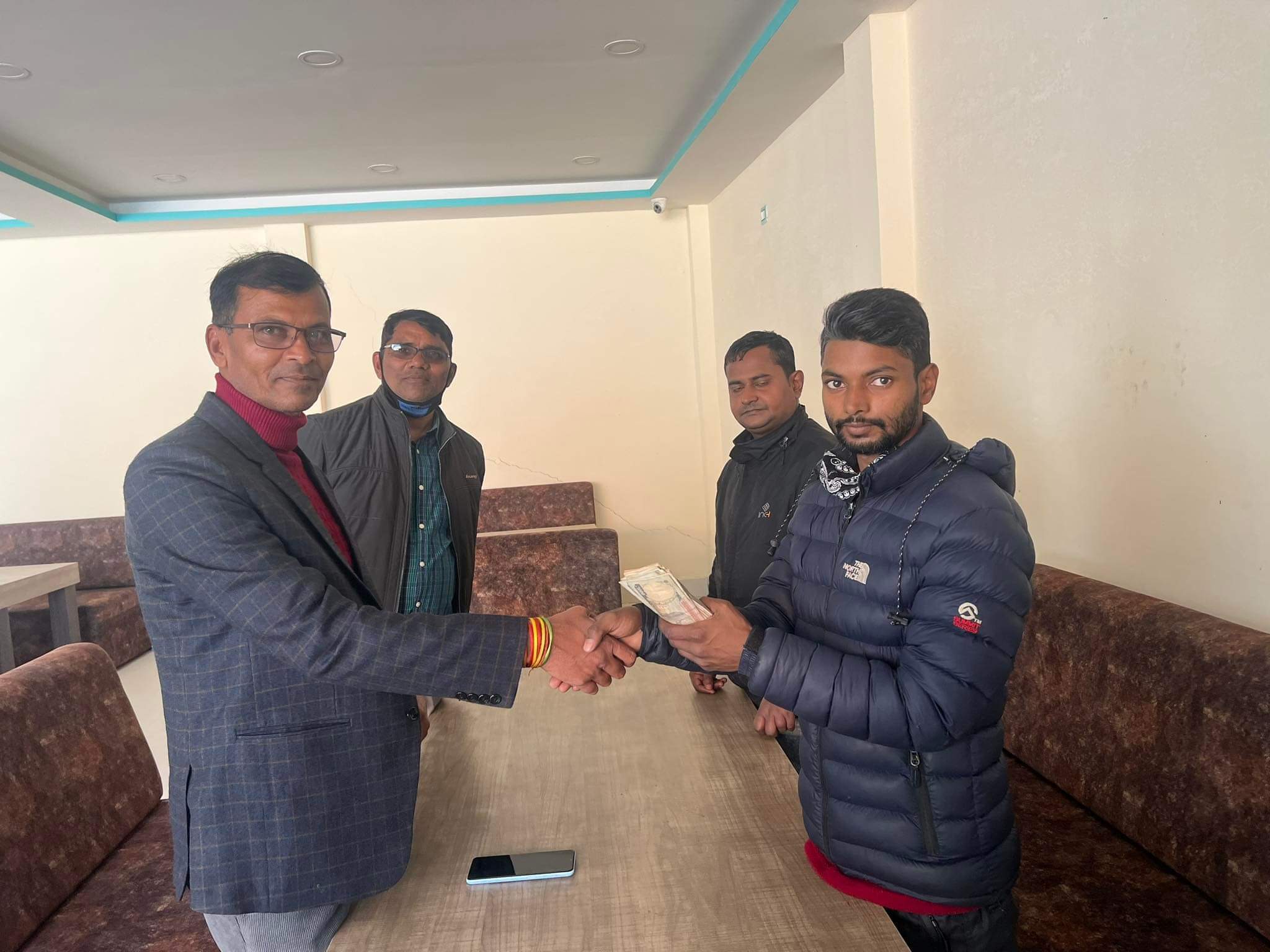 नेपाली जनसंम्पर्क समिति इजरायलद्वारा महोत्तरीका अलिलाई नगद ५७ हजार आर्थिक सहयोग
