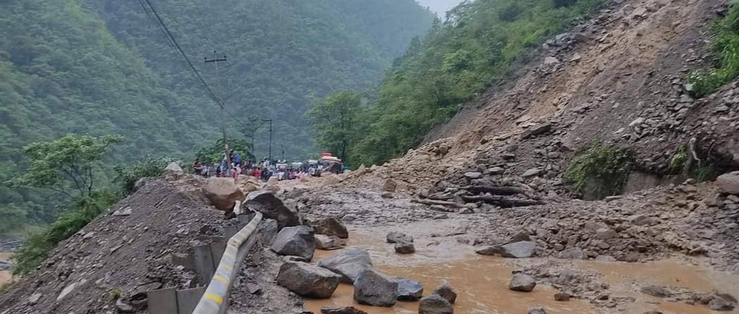 लगातारको वर्षाका कारण देशका अधिकांश ठाउँमा सडक अवरुद्ध