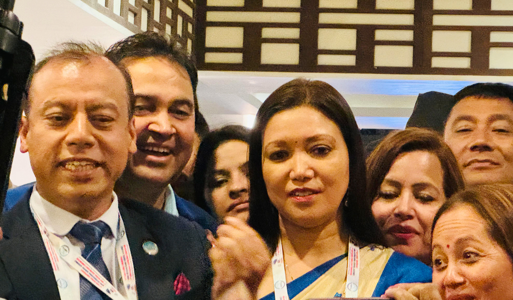 एनआरएनए अध्यक्ष पदमा महेश श्रेष्ठलाई समर्थन गर्दै रविना थापाले लिइन् उम्मेदवारी फिर्ता (भिडियोसहित)