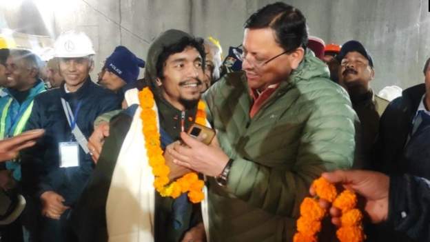 भारतको उत्तराखण्डको एक सुरुङभित्र फसेका मजदुरहरूको १७ दिनपछि उद्धार