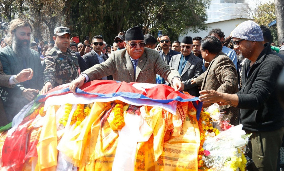 भजन शिरोमणि आचार्यको पार्थिव शरीरमा राष्ट्रिय झण्डा ओढाएर सम्मान प्रकट