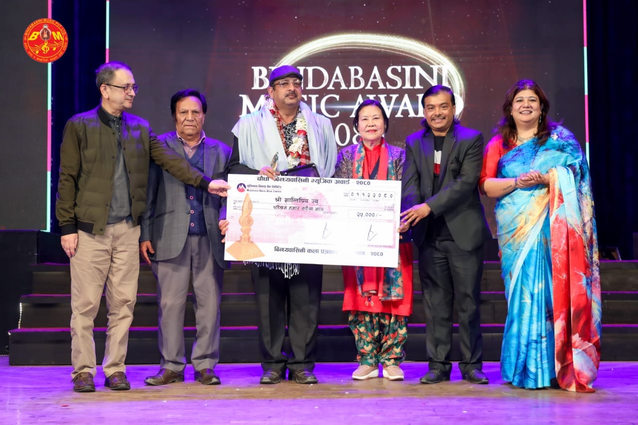 चलचित्र पत्रकार शान्तिप्रियलाई नगद पच्चीस हजारसहित सम्मानित