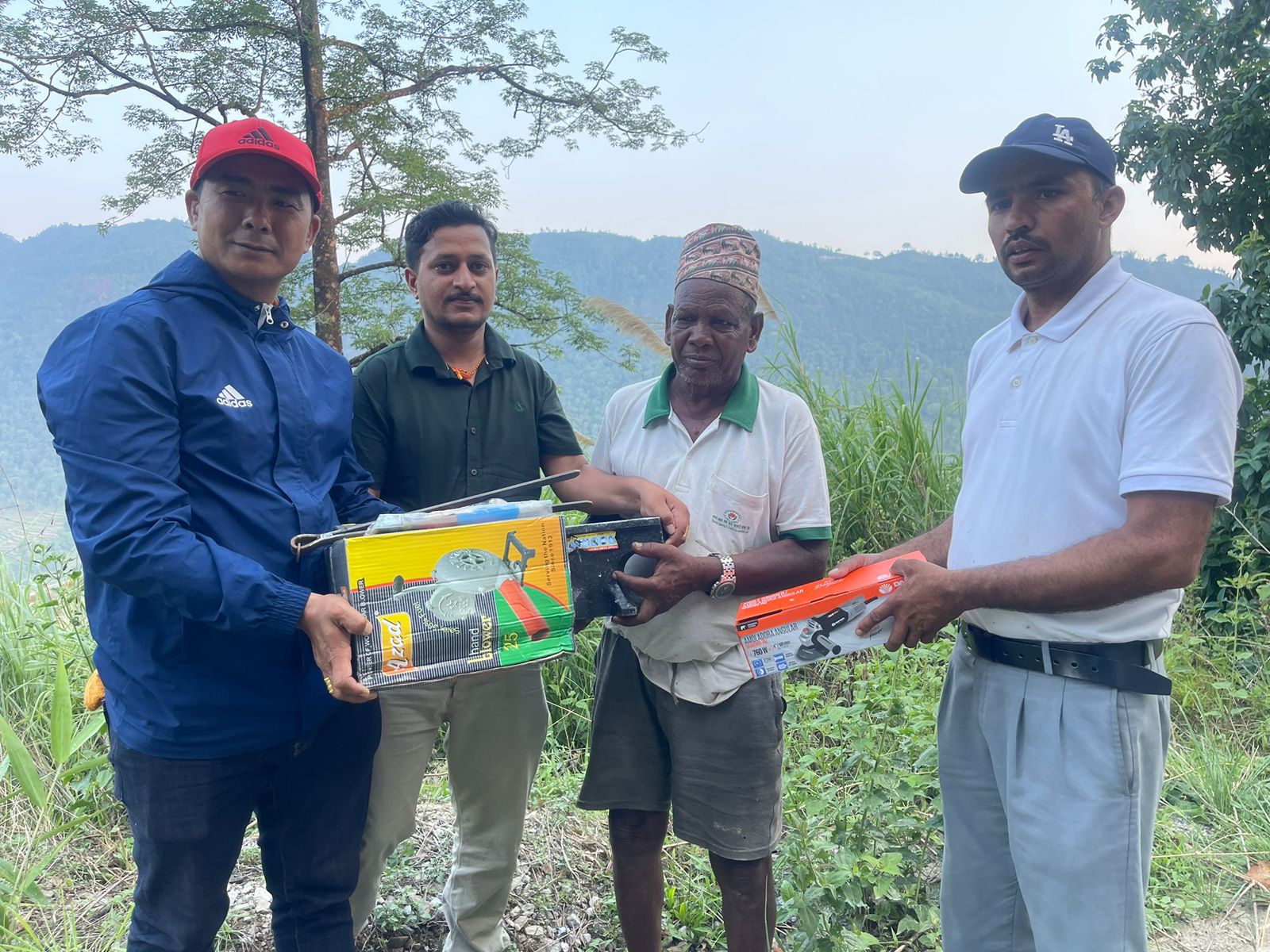 मादि ११ ले गर्‍यो लक्षित बर्गलाई सहयोग सामाग्री हस्तान्तरण ।