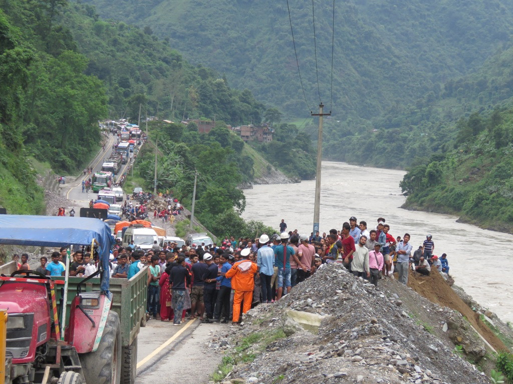 त्रिशूली नदीमा बेपत्ता दुई बस र यात्रु अझैं भेटिएनन्, कसरी हुँदै छ खोजी ?