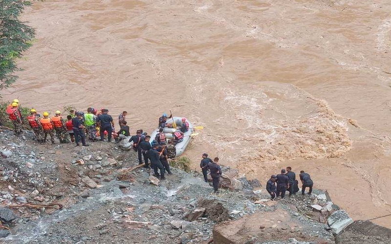 त्रिशुलीमा खसेका दुई बस र यात्रुको खोजीकार्य जारी