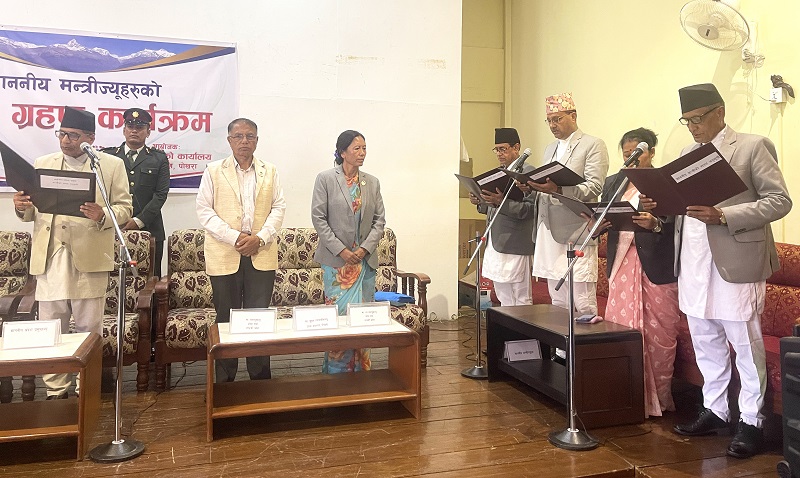 गण्डकी प्रदेशमा एमालेका ४ मन्त्रीद्वारा शपथ ग्रहण