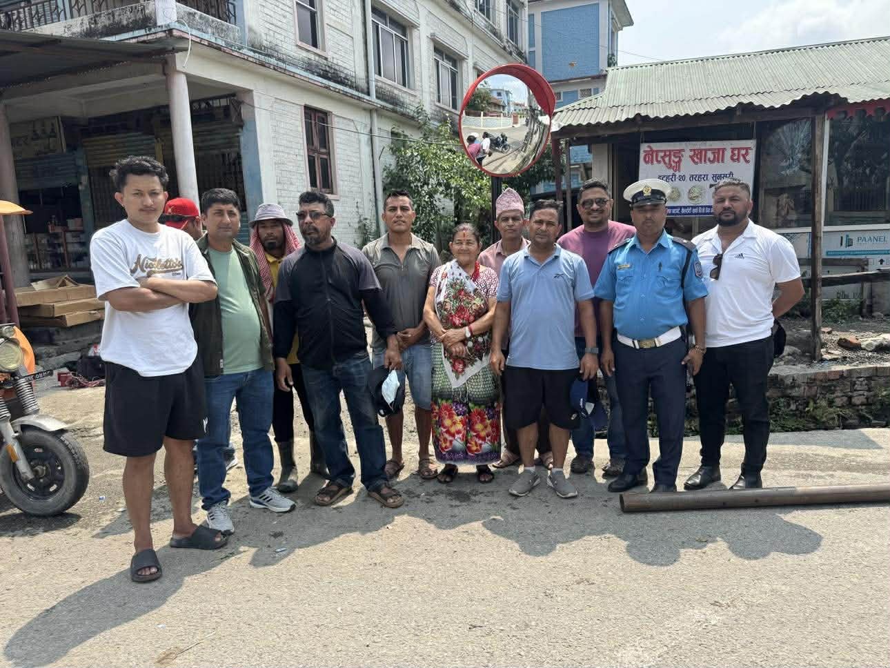 दुर्घटना न्यूनीकरणका लागि धनपुरी युवा समाजद्वारा ५ स्थानमा कन्भेक्स मिरर स्थापना